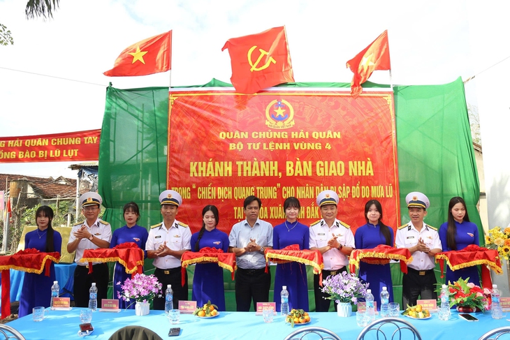 Nhiều gia đình nhận nhà mới trong ‘Chiến dịch Quang Trung’- Ảnh 2.