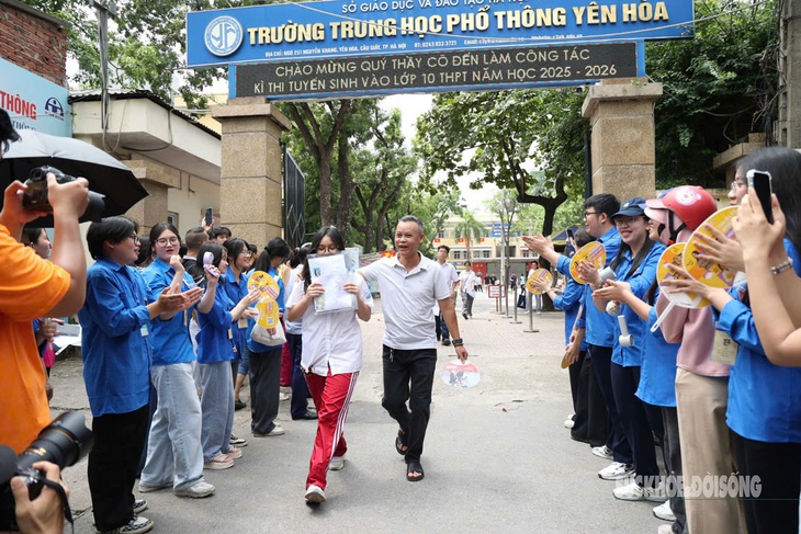 Trước áp lực tuyển sinh lớp 10, phụ huynh đồng hành cùng con thế nào?- Ảnh 1. Trước áp lực tuyển sinh lớp 10, phụ huynh đồng hành cùng con thế nào?- Ảnh 1.