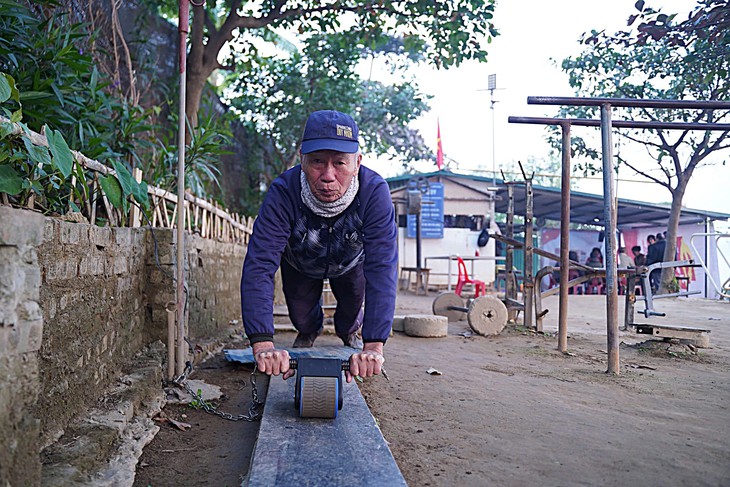 Người Hà Nội vẫn xuống sông Hồng bơi dù đang giữa mùa đông rét buốt- Ảnh 5. Người Hà Nội vẫn xuống sông Hồng bơi dù đang giữa mùa đông rét buốt- Ảnh 5.