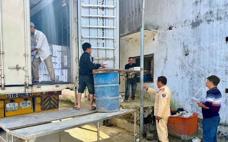 Phát hiện lượng lớn kẹo, bánh trung thu không hóa đơn, chứng từ, nguồn gốc xuất xứ- Ảnh 2.