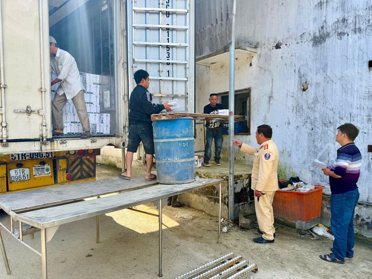 Cuối năm, phát hiện nhiều vụ vi phạm về hàng hóa không đủ hóa đơn chứng từ ở Huế- Ảnh 1. Cuối năm, phát hiện nhiều vụ vi phạm về hàng hóa không đủ hóa đơn chứng từ ở Huế- Ảnh 1.