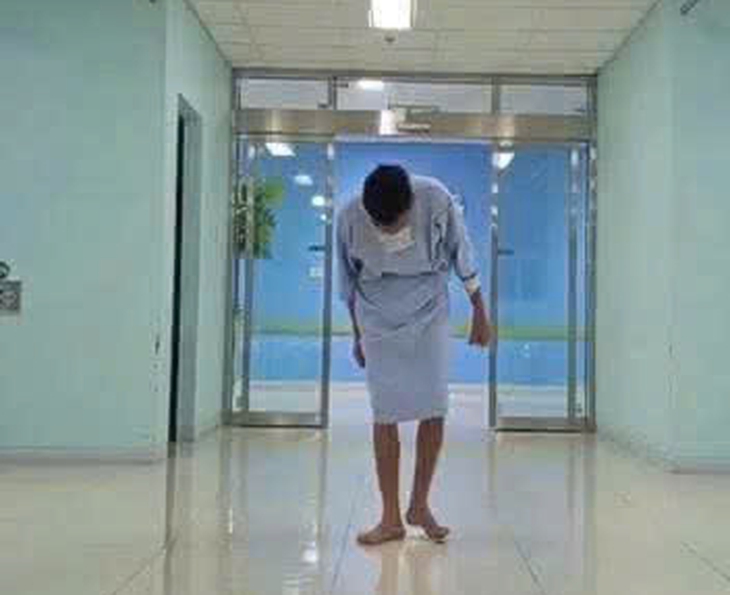 10 giờ phẫu thuật giải cứu người đàn ông 'cong như con tôm' , 7 năm cúi mặt xuống đất- Ảnh 1.