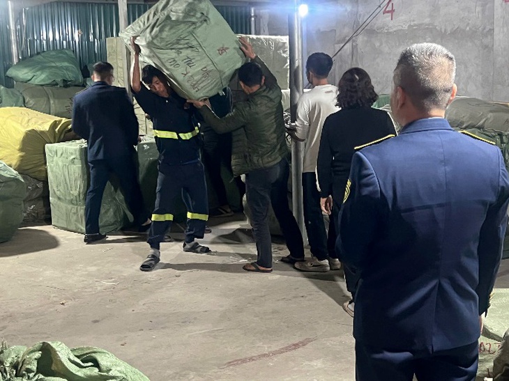 Kiểm tra đột xuất phát hiện hơn 21.300 đôi giày, dép không rõ nguồn gốc- Ảnh 1.