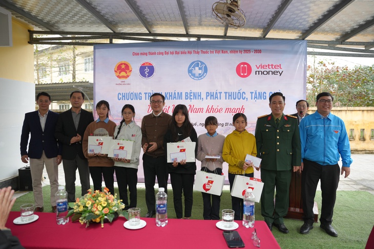 Khám bệnh, cấp phát thuốc miễn phí cho 300 người dân TP Huế- Ảnh 1. Khám bệnh, cấp phát thuốc miễn phí cho 300 người dân TP Huế- Ảnh 1.