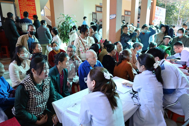 Đoàn Thanh niên Bệnh viện HNĐK Nghệ An khám bệnh, tặng quà cho hơn 350 người dân vùng lũ
- Ảnh 3. Đoàn Thanh niên Bệnh viện HNĐK Nghệ An khám bệnh, tặng quà cho hơn 350 người dân vùng lũ
- Ảnh 3.