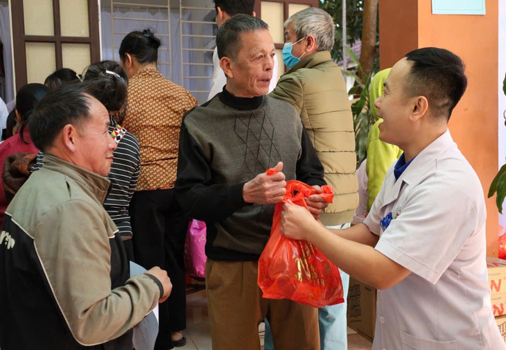 Đoàn Thanh niên Bệnh viện HNĐK Nghệ An khám bệnh, tặng quà cho hơn 350 người dân vùng lũ
- Ảnh 5. Đoàn Thanh niên Bệnh viện HNĐK Nghệ An khám bệnh, tặng quà cho hơn 350 người dân vùng lũ
- Ảnh 5.