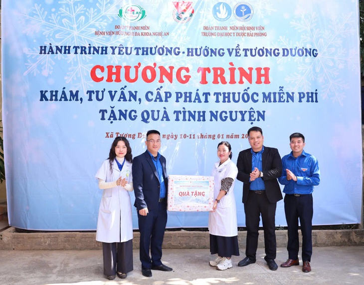 Đoàn Thanh niên Bệnh viện HNĐK Nghệ An khám bệnh, tặng quà cho hơn 350 người dân vùng lũ
- Ảnh 7. Đoàn Thanh niên Bệnh viện HNĐK Nghệ An khám bệnh, tặng quà cho hơn 350 người dân vùng lũ
- Ảnh 7.