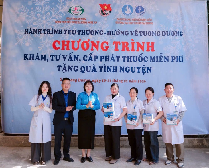 Đoàn Thanh niên Bệnh viện HNĐK Nghệ An khám bệnh, tặng quà cho hơn 350 người dân vùng lũ
- Ảnh 8. Đoàn Thanh niên Bệnh viện HNĐK Nghệ An khám bệnh, tặng quà cho hơn 350 người dân vùng lũ
- Ảnh 8.