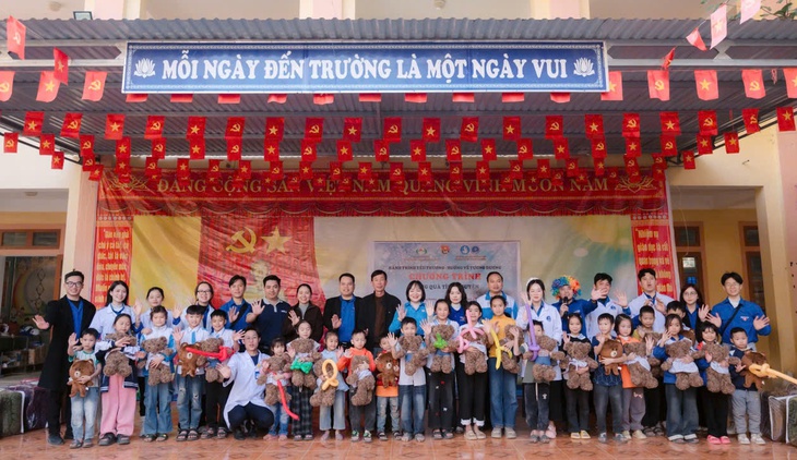 Đoàn Thanh niên Bệnh viện HNĐK Nghệ An khám bệnh, tặng quà cho hơn 350 người dân vùng lũ
- Ảnh 10. Đoàn Thanh niên Bệnh viện HNĐK Nghệ An khám bệnh, tặng quà cho hơn 350 người dân vùng lũ
- Ảnh 10.