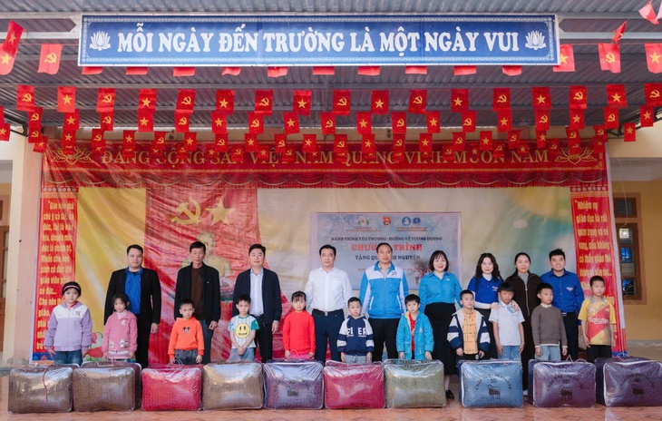 Đoàn Thanh niên Bệnh viện HNĐK Nghệ An khám bệnh, tặng quà cho hơn 350 người dân vùng lũ
- Ảnh 9. Đoàn Thanh niên Bệnh viện HNĐK Nghệ An khám bệnh, tặng quà cho hơn 350 người dân vùng lũ
- Ảnh 9.