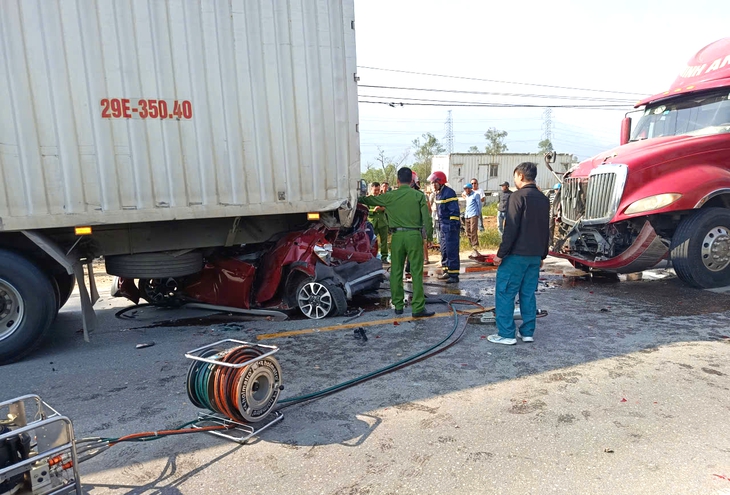 Tai nạn liên hoàn ở Hà Tĩnh, giao thông ùn tắc kéo dài- Ảnh 1. Tai nạn liên hoàn ở Hà Tĩnh, giao thông ùn tắc kéo dài- Ảnh 1.