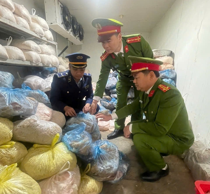Phát hiện 1 tấn da lợn bốc mùi chuẩn bị tuồn ra thị trường dịp Tết- Ảnh 1.
