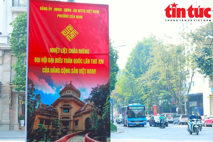 Phố phường Hà Nội rực rỡ cờ hoa chào mừng Đại hội Đảng lần thứ XIV- Ảnh 11.