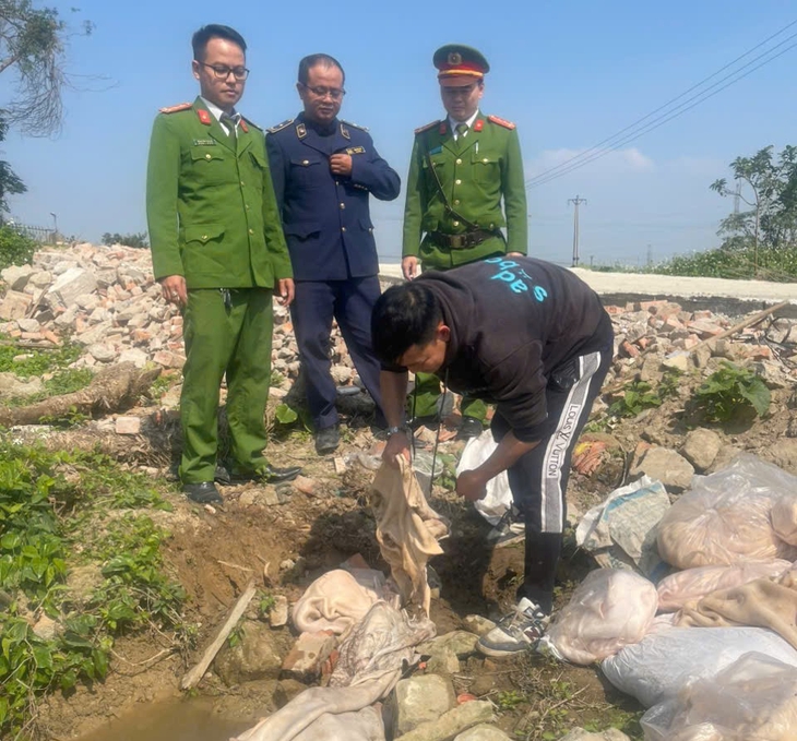 Phát hiện 1 tấn da lợn bốc mùi chuẩn bị tuồn ra thị trường dịp Tết- Ảnh 2.