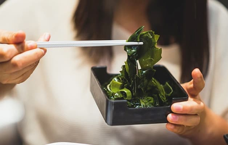 Chế độ dinh dưỡng cho người bệnh suy giáp: Nên ăn gì và kiêng gì để kiểm soát bệnh hiệu quả?- Ảnh 1.