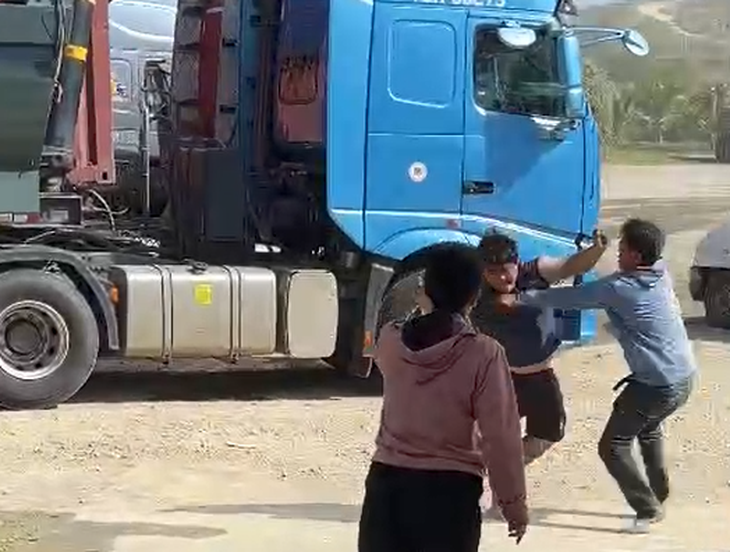 Xác minh 2 tài xế xe ben đánh nhau trong mỏ đá- Ảnh 1. Xác minh 2 tài xế xe ben đánh nhau trong mỏ đá- Ảnh 1.