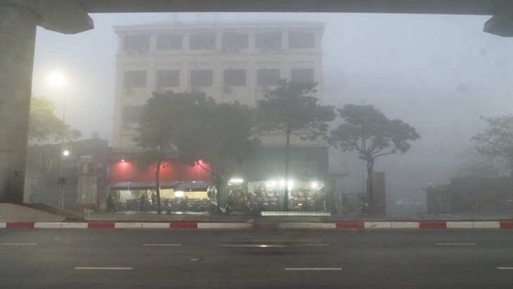 Sương mù bao phủ dài ngày ở miền Bắc, cảnh báo thời tiết nguy hiểm trên biển- Ảnh 1. Sương mù bao phủ dài ngày ở miền Bắc, cảnh báo thời tiết nguy hiểm trên biển- Ảnh 1.