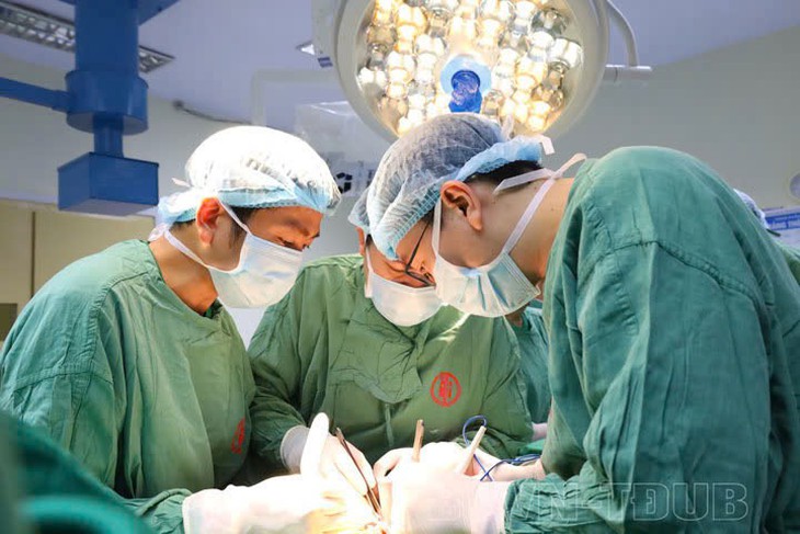 Thêm ca ghép thận mẹ hiến cho con tại Bệnh viện Việt Nam - Thụy Điển Uông Bí- Ảnh 1.