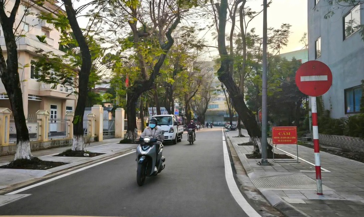 Cấm đỗ xe trên vỉa hè hàng loạt tuyến đường ở trung tâm TP Huế- Ảnh 1. Cấm đỗ xe trên vỉa hè hàng loạt tuyến đường ở trung tâm TP Huế- Ảnh 1.
