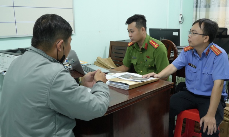 Vụ xe khách rượt đuổi xe tải trên cao tốc: Cả 2 tài xế đều bị khởi tố- Ảnh 1. Vụ xe khách rượt đuổi xe tải trên cao tốc: Cả 2 tài xế đều bị khởi tố- Ảnh 1.