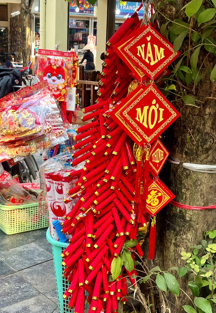 Đồ trang trí Tết vào mùa, phố phường rực rỡ sắc xuân- Ảnh 7.