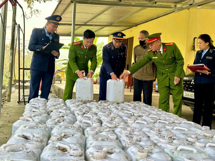 Rượu Tết tràn ngập thị trường, làm gì để không mua phải rượu giả?- Ảnh 3. Rượu Tết tràn ngập thị trường, làm gì để không mua phải rượu giả?- Ảnh 3.
