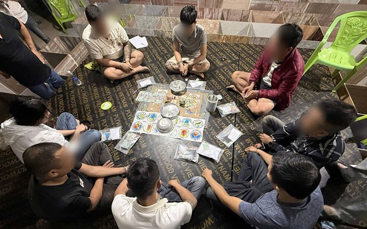 Bắt giữ 10 người chơi xóc đĩa tại bản Mé, Mường Chanh- Ảnh 2.