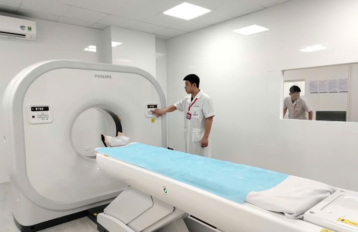 Bác sĩ Bệnh viện Đại học Y Hà Nội về trạm y tế phường khám bệnh cho người dân- Ảnh 2.