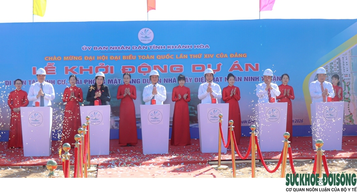 Phó Thủ tướng Chính phủ Bùi Thanh Sơn cùng lãnh đạo tỉnh Khánh Hòa ấn nút khởi động dự án. Ảnh: Duy Ngọc