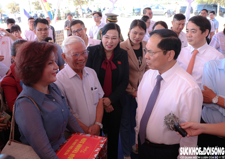 Phó Thủ tướng Bùi Thanh Sơn gặp gỡ thân mật, lắng nghe người dân vùng dự án bày tỏ sự đồng thuận chủ trương xây dựng Nhà máy điện hạt nhân Ninh Thuận. Ảnh: Duy Ngọc