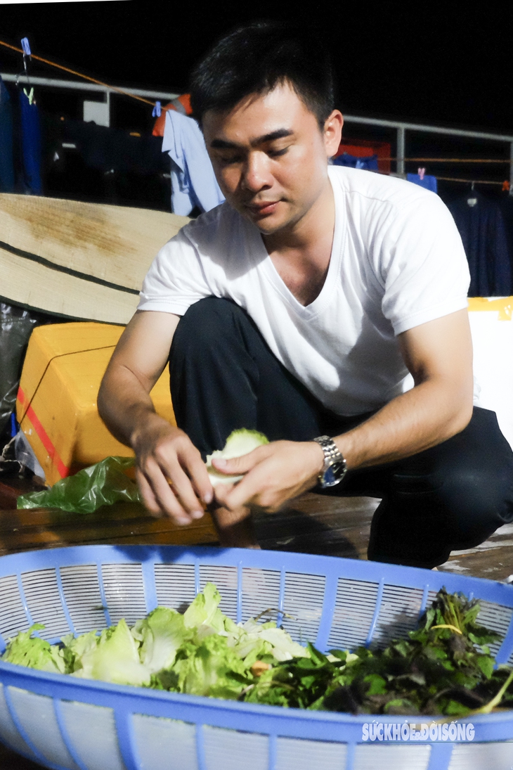 Những người giữ lửa thầm lặng trên tàu hải quân- Ảnh 1.
