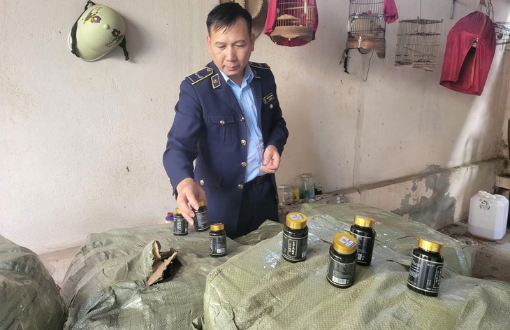 Phát hiện 4.200 lọ kẹo viên nhập lậu ở cơ sở kinh doanh- Ảnh 1.