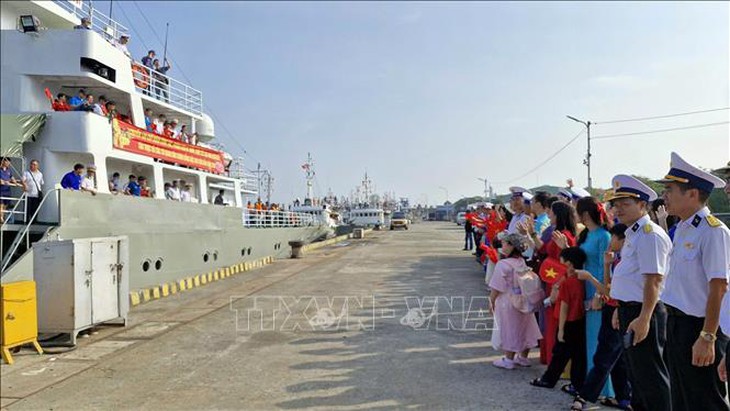 Hai tàu Hải quân khởi hành mang quà Tết đến Nhà giàn DK1 và các tàu trực trên biển- Ảnh 3.