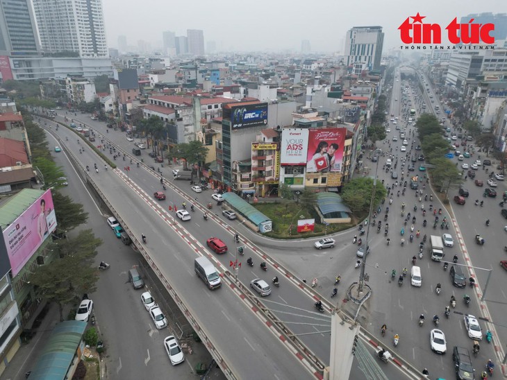 Đường phố Hà Nội thông thoáng như ngày Tết khi cấm xe tải vào nội đô- Ảnh 1.