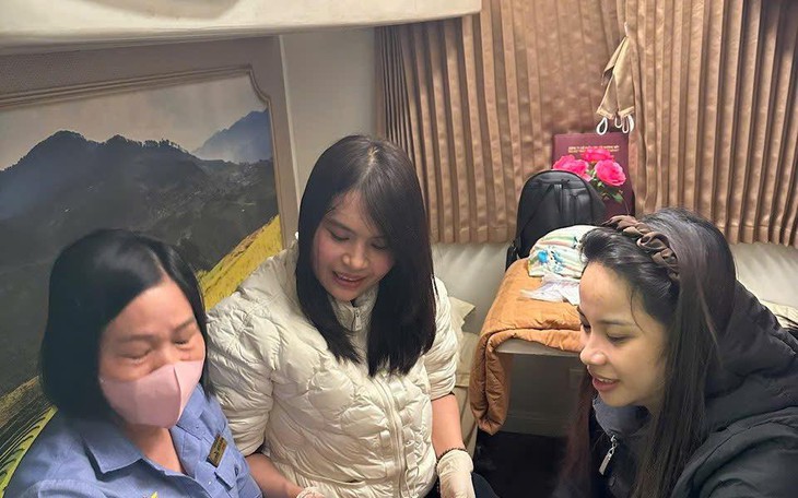 Sở Y tế Nghệ An khen thưởng hai nữ hộ sinh đỡ đẻ trên tàu SE4 
