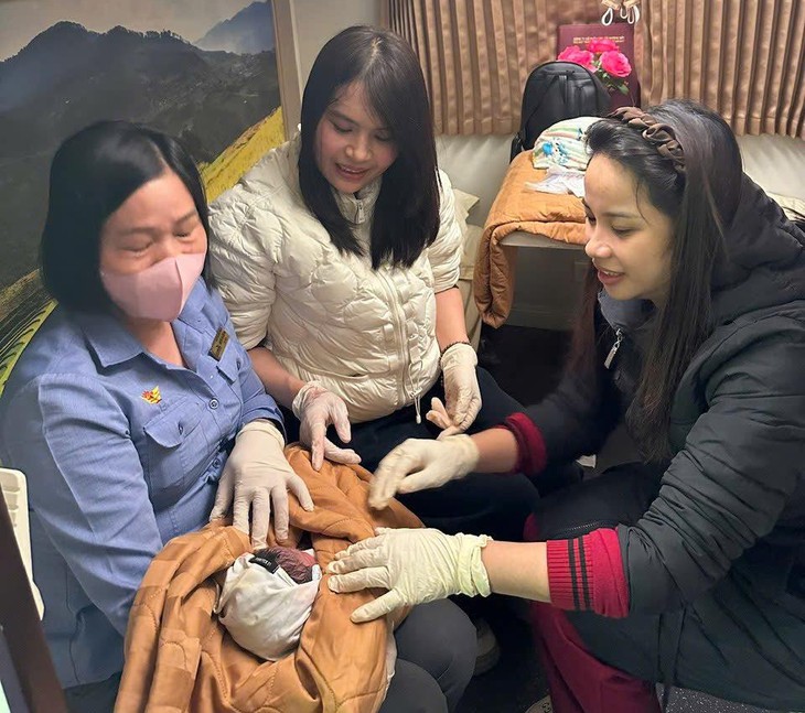 Sở Y tế Nghệ An khen thưởng hai nữ hộ sinh đỡ đẻ trên tàu SE4
- Ảnh 1.