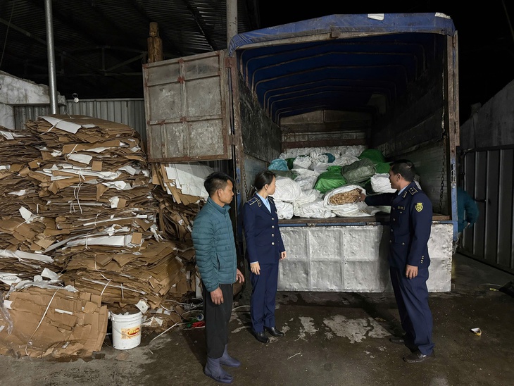 Phát hiện hơn 3 tấn chân gà đông lạnh trong bao dứa không rõ nguồn gốc- Ảnh 1.