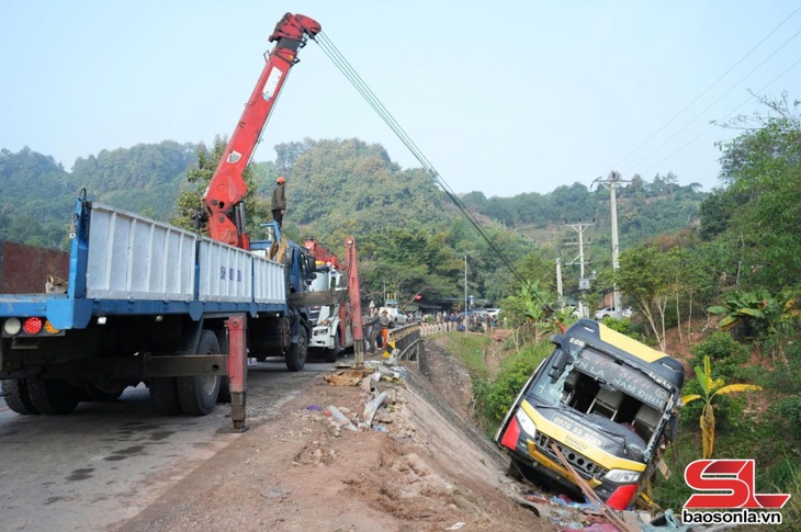 Tập trung cấp cứu, điều trị cho nạn nhân vụ tai nạn giao thông ở Sơn La- Ảnh 1. Tập trung cấp cứu, điều trị cho nạn nhân vụ tai nạn giao thông ở Sơn La- Ảnh 1.