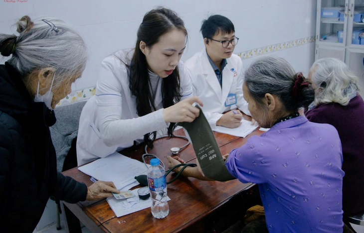 Gần 500 người dân xã Vân Tụ được sàng lọc ung thư, cấp phát thuốc miễn phí- Ảnh 2.