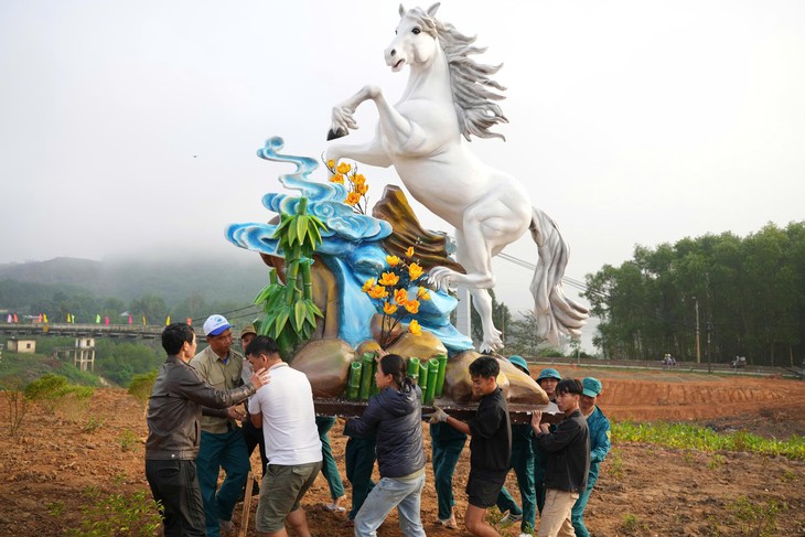 Ngắm linh vật chào Xuân Bính Ngọ 2026 vừa trình làng tại đồi Chuông Gió- Ảnh 1.