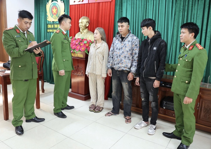 Bắt nhóm người bán 2 bé gái cho quán karaoke, ép gia đình nộp tiền chuộc- Ảnh 1. Bắt nhóm người bán 2 bé gái cho quán karaoke, ép gia đình nộp tiền chuộc- Ảnh 1.