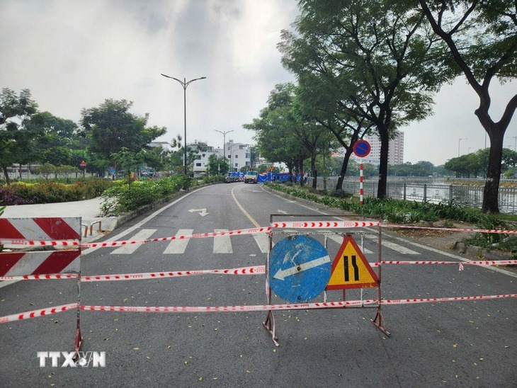 TP Hồ Chí Minh: Tìm nguyên nhân đường bờ kênh Tàu Hủ bị sụt lún, sạt lở- Ảnh 1. TP Hồ Chí Minh: Tìm nguyên nhân đường bờ kênh Tàu Hủ bị sụt lún, sạt lở- Ảnh 1.