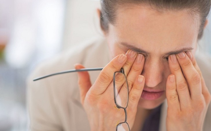 5 biểu hiện ở mắt  khi dùng điện thoại quá lâu vào buổi tối- Ảnh 1.