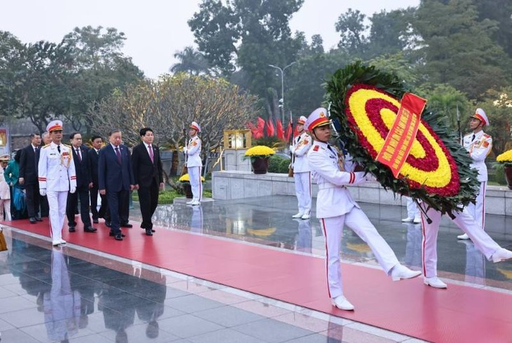Lãnh đạo Đảng, Nhà nước, đại biểu dự Đại hội XIV vào Lăng viếng Chủ tịch Hồ Chí Minh- Ảnh 4. Lãnh đạo Đảng, Nhà nước, đại biểu dự Đại hội XIV vào Lăng viếng Chủ tịch Hồ Chí Minh- Ảnh 4.