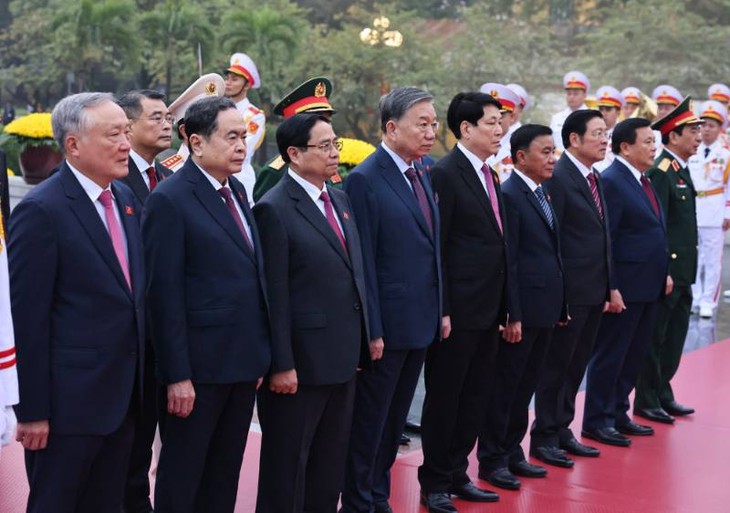Lãnh đạo Đảng, Nhà nước, đại biểu dự Đại hội XIV vào Lăng viếng Chủ tịch Hồ Chí Minh- Ảnh 5. Lãnh đạo Đảng, Nhà nước, đại biểu dự Đại hội XIV vào Lăng viếng Chủ tịch Hồ Chí Minh- Ảnh 5.