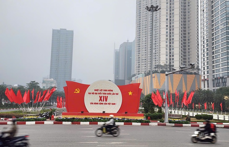 Đường phố rực rỡ sắc đỏ cờ hoa trong ngày làm việc đầu tiên Đại hội XIV của Đảng