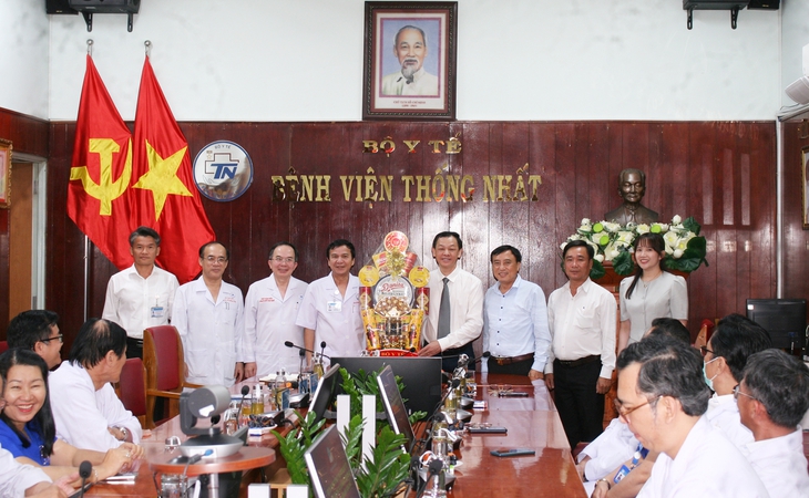 Thứ trưởng Nguyễn Tri Thức thăm, làm việc và chúc Tết hai đơn vị trực thuộc Bộ Y tế tại TPHCM- Ảnh 2. Thứ trưởng Nguyễn Tri Thức thăm, làm việc và chúc Tết hai đơn vị trực thuộc Bộ Y tế tại TPHCM- Ảnh 2.
