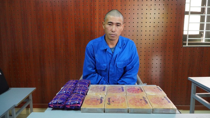 Phục kích đối tượng 'cõng' 10 bánh ma tuý trên đường vắng- Ảnh 1.