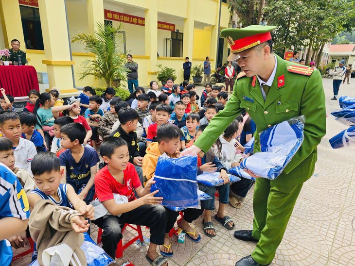 Hành trình mang hơi ấm và ánh sáng đến với đồng bào vùng cao Thanh Hóa- Ảnh 1.