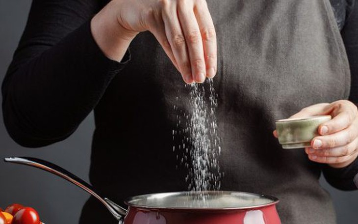 Vì sao bệnh nhân tim mạch cần giảm muối, không ăn mặn?